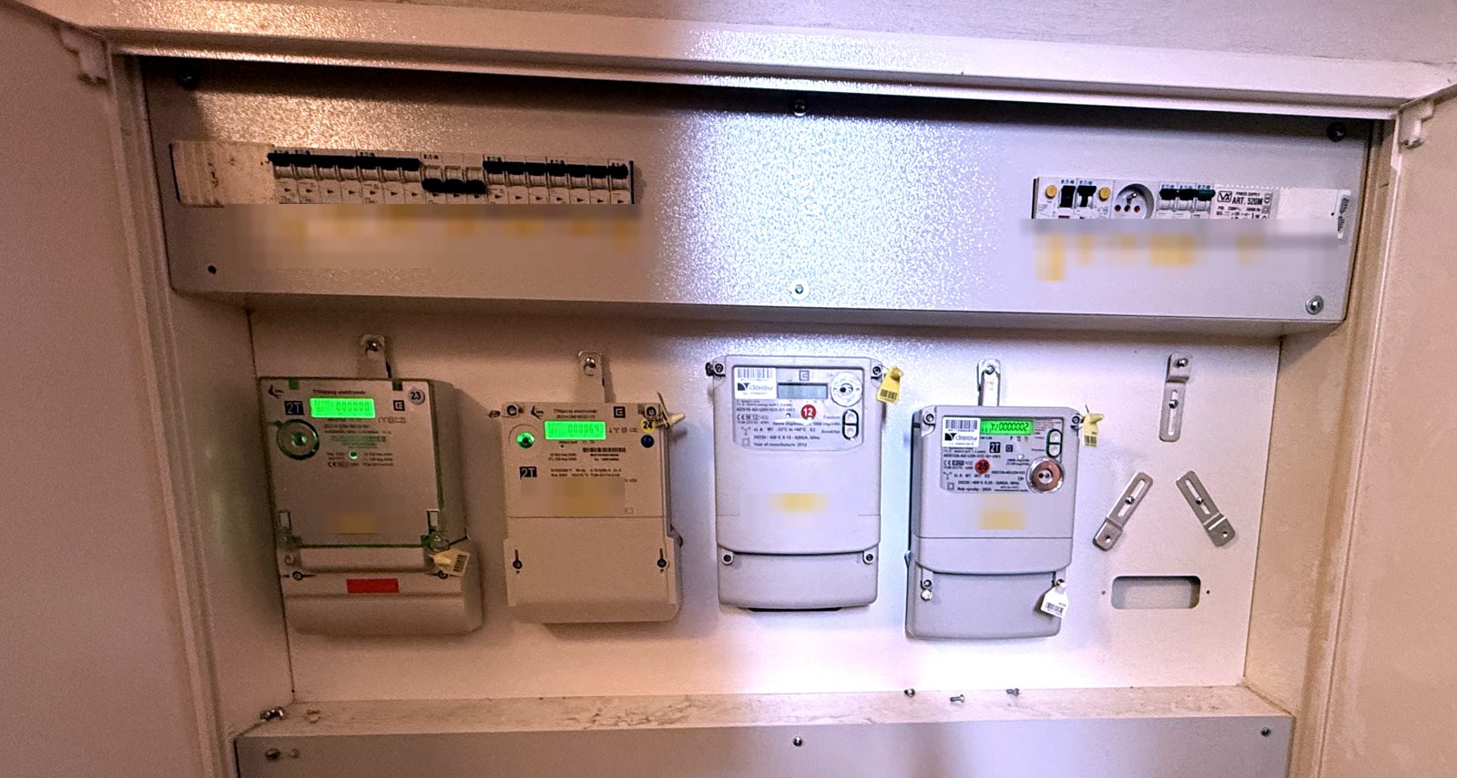Rekonstrukce elektroměrového rozvaděče v bytovém domě, Jince