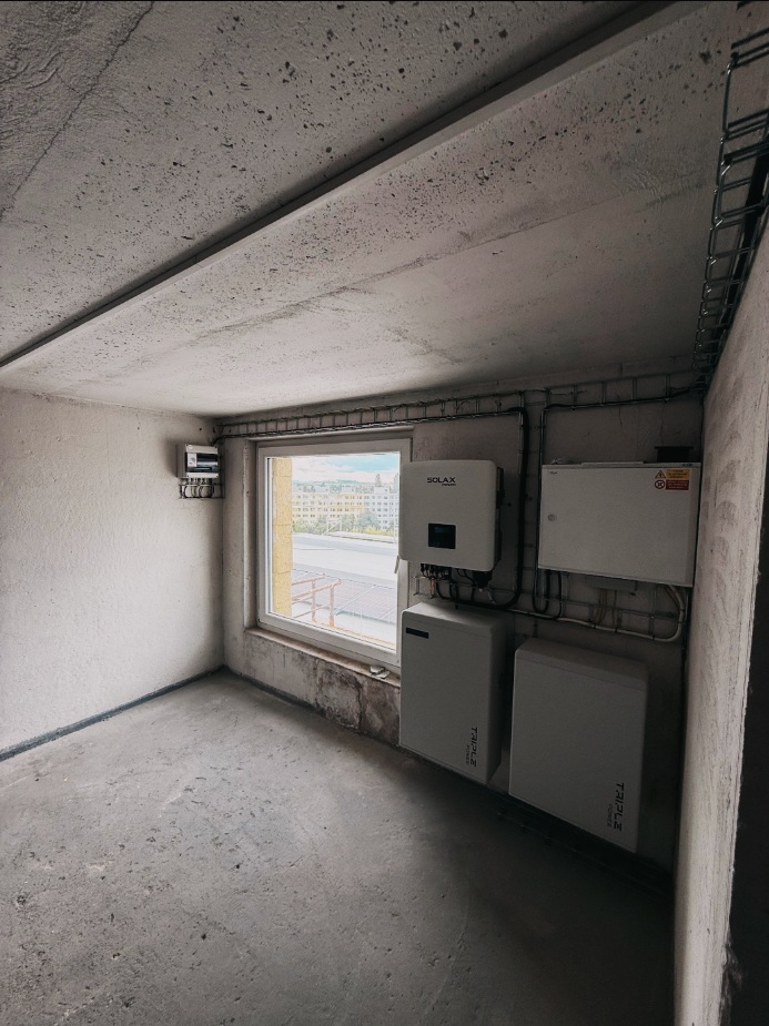 Fotovoltaika 10 kWp se SolaX střídačem a bateriemi 11,6 kWh v bytovém domě, Praha